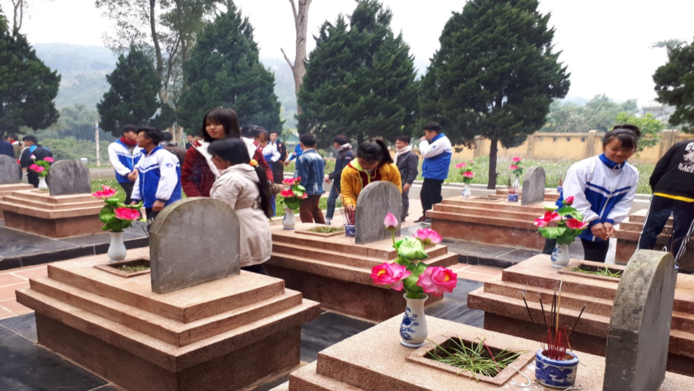 viếng nghĩa trang liệt sĩ huyện Tủa Chùa nhân dịp tết Nguyên Đán Mậu Tuất 2018